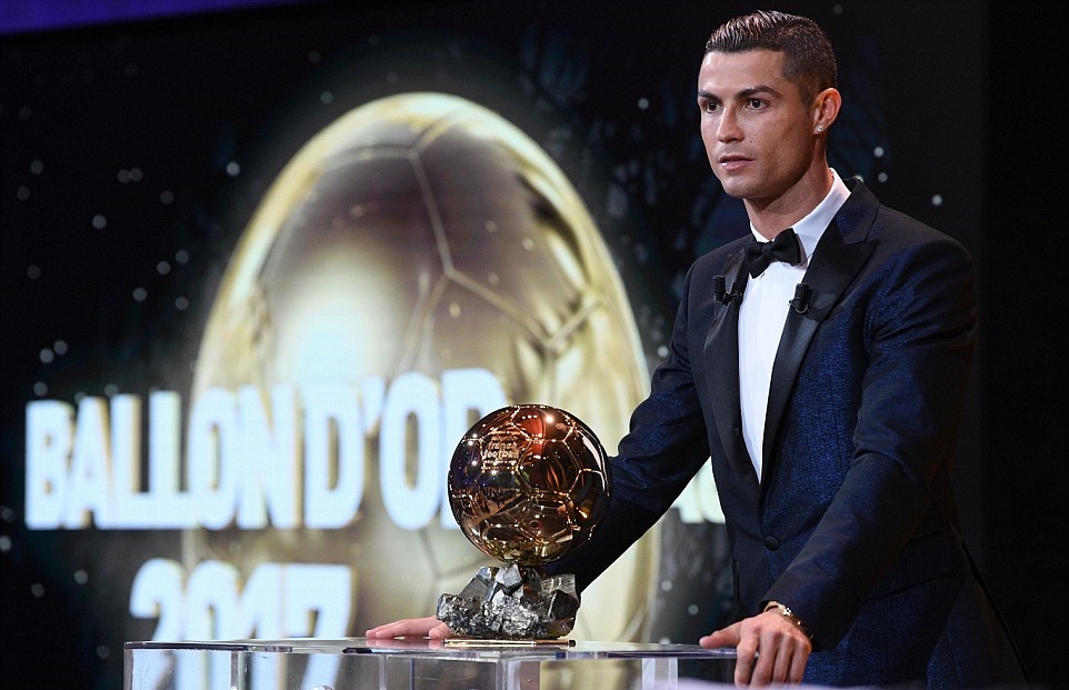 Cận cảnh Ronaldo lần thứ 5 giành Quả bóng vàng ảnh 1